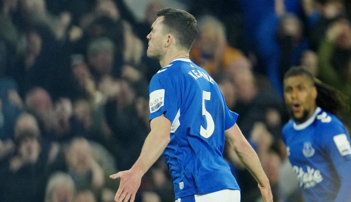 Pemain Everton, Michael Keane, melakukan selebrasi setelah mencetak gol ke gawang Tottenham Hotspur pada laga Liga Inggris di Stadion Goodison Park, Selasa (4/4/2023). (AP Photo/Jon Super)