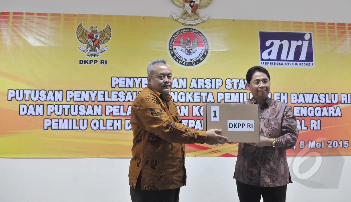 Sekjen Bawaslu, Gunawan Siswantoro (kiri) mewakili Ketua DKPP memberikan arsip kepada Kepala ANRI, Mustari Irawan (kanan), saat acara penyerahan arsip statis penyelesaian sengketa pemilu di Kantor Bawaslu, Jumat (8/5/2015). (Liputan6.com/Andrian M Tunay)