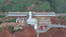 Pembangunan stasiun Jatake, yang dimulai sejak Januari 2024 dan berada di lintas Tanah Abang–Rangkasbitung, ini telah mencapai 92,78 persen untuk konstruksi fisik dan ditargetkan selesai pada akhir Juli 2025. (merdeka.com/Arie Basuki)