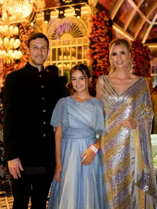 Ivana Trump tampil memesona dalam balutan sari sequin perak dan emas. Ia tampak menghadiri acara pre-wedding Anant Ambani bersama suami dan putrinya. [Foto: Instagram/asianweddingmag]