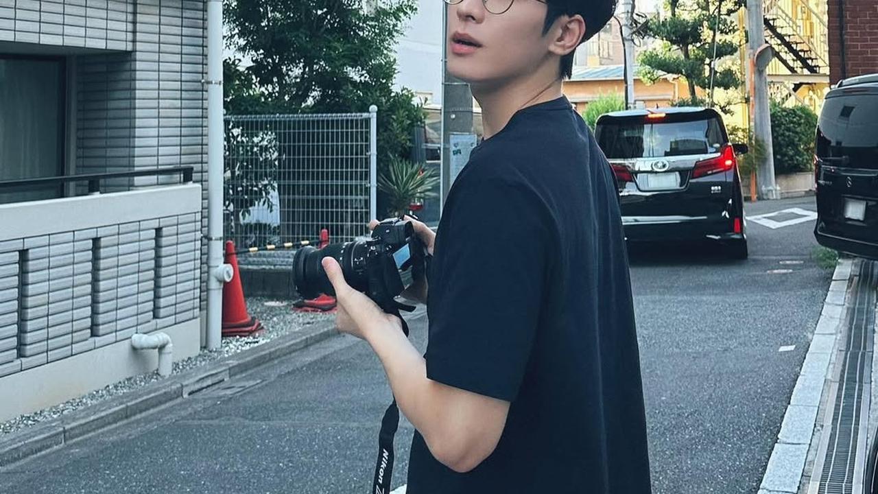 Gangguan Penglihatan Tak Halangi Karier, 8 Idol Korea Ini Jadi Inspirasi