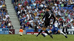 Penyerang Real Madrid, Cristiano Ronaldo berusaha menendang bola dari kejaran pemain Espanyol pada laga Liga Spanyol di Stadion Power8, Senin (18/5/2015). Real Madrid menang 4-1 atas Espanyol. (Reuters/Gustau Nacarino)
