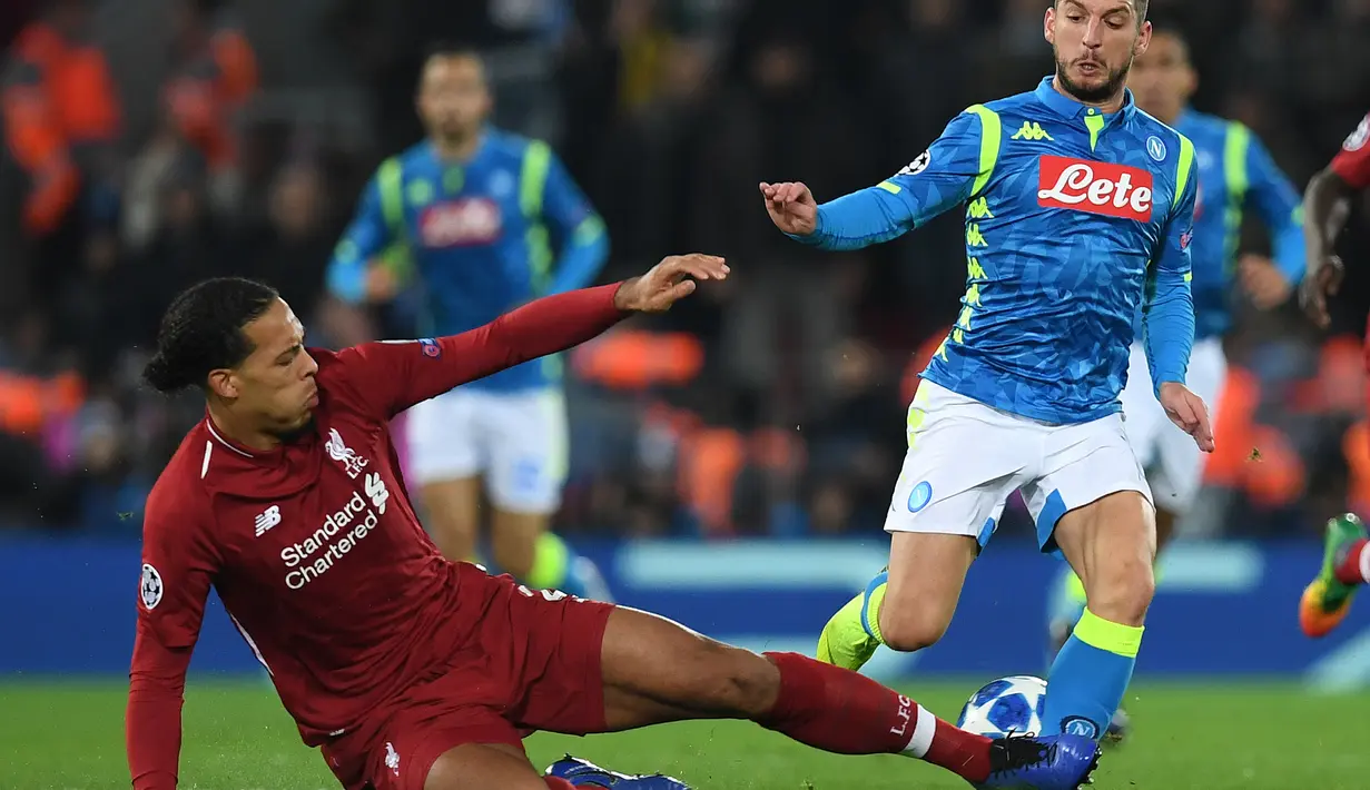 Bek Liverpool, Virgil Van Dijk, menekel striker Napoli, Dries Mertens, pada laga Liga Champions di Stadion Anfield, Liverpool, Selasa (11/12). Liverpool menang 1-0 atas Napoli. (AFP/Paul Ellis)