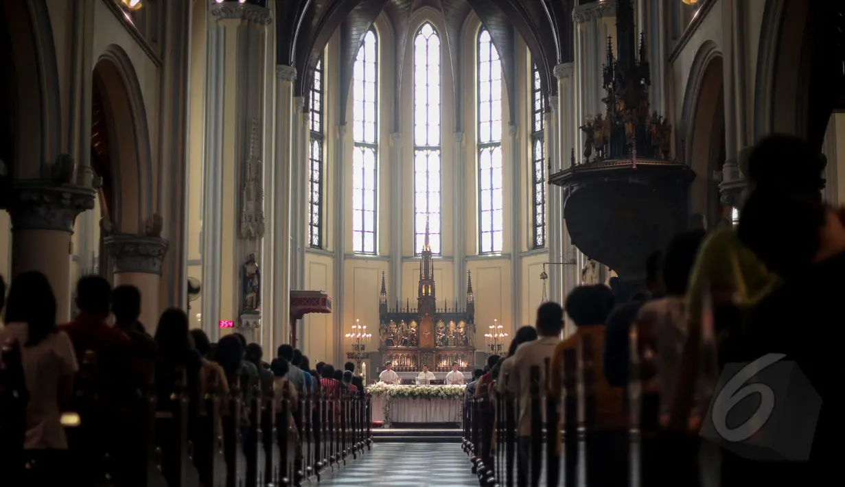 Sejumlah umat Kristiani melakukan ibadah misa kenaikan Yesus Kristus atau Kenaikan Isa Almasih di Gereja Katedral, Jakarta, Kamis (14/5/2015). (Liputan6.com/Faizal Fanani)