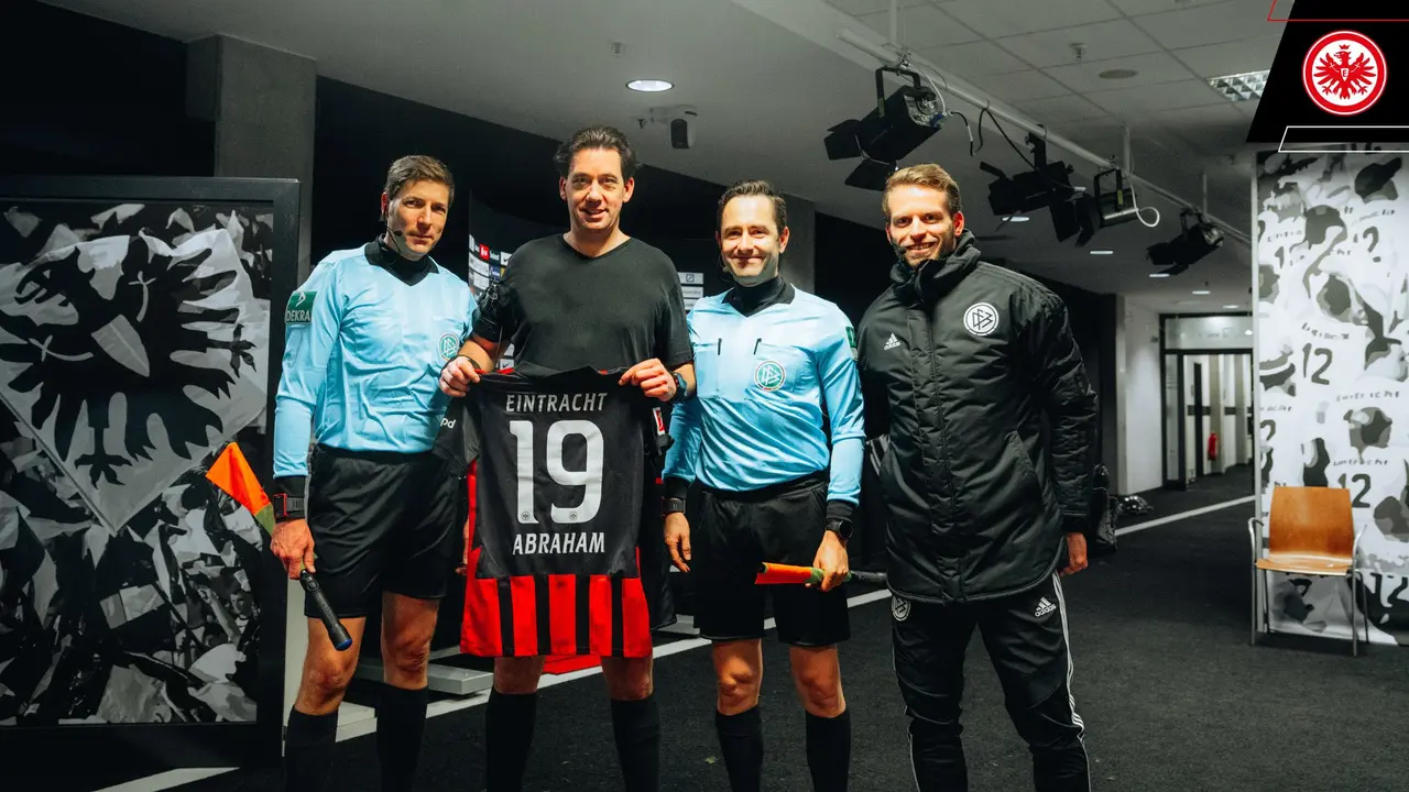David Abraham Tukar Jersey dengan Wasit