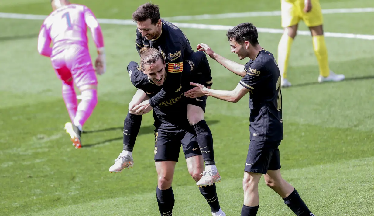 Penyerang Barcelona, Antoine Griezmann melakukan selebrasi setelah mencetak gol ke gawang Villarreal pada pertandingan La Liga Spanyol di stadion Ceramica di Villarreal, Spanyol (25/4/2021). Griezmann mencetak dua gol dan mengantar Baracelona menang tipis 2-1 atas Villarreal. (AP Photo/Alberto Saiz)