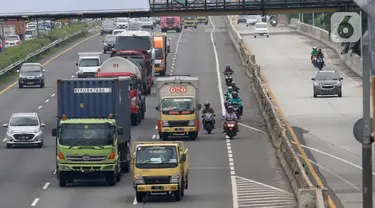 Sejumlah sepeda motor melintasi Tol Karang Tengah, Tangerang, Banten, Kamis (2/1/2020). Pengendara sepeda motor masih diperbolehkan melintasi tol untuk menghindari ruas jalan yang terendam banjir di beberapa wilayah Jabodetabek. (Liputan6.com/Angga Yuniar)