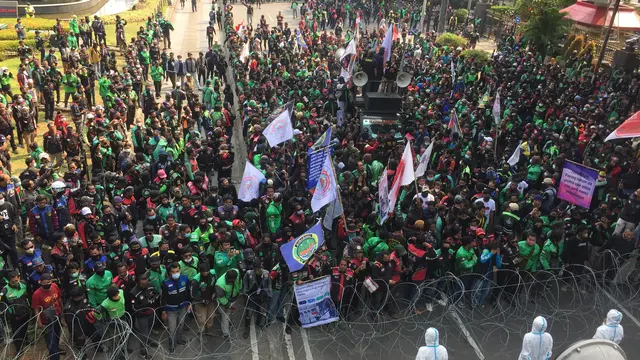 Ratusan massa aksi ojek online atau ojol menjebol barikade polisi dan kini tengah menuju Kantor Kementerian Perhubungan (Kemenhub) di kawasan Medan Merdeka Jakarta.