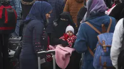 Warga Suriah menunggu untuk menyeberang ke Suriah dari Turki di gerbang perbatasan Cilvegozu, dekat kota Antakya, tenggara Turki, Selasa (21/2/2023). Badan bencana dan darurat Turki mengatakan gempa berkekuatan magnitudo 6,4 terjadi Senin 20 Februari 2023 pada pukul 20.04 waktu setempat (17.04 GMT), diikuti oleh gempa bermagnitudo 5,8 tiga menit kemudian. (AP Photo/Unal Cam)