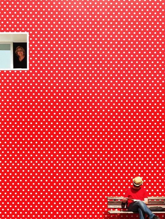 Sebuah bangunan bertema strawberry tak dilewatkan oleh sang fotografer Turki ini. Ia juga seing mengepost hasil jepretannya di Instagram miliknya.  (Dailymail.co.uk)