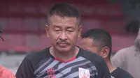 Pelatih kiper Persis Solo, Hermansyah dalam sesi latihan di Stadion Sriwedari, Selasa (7/1/2020). (Bola.com/Vincentius Atmaja)