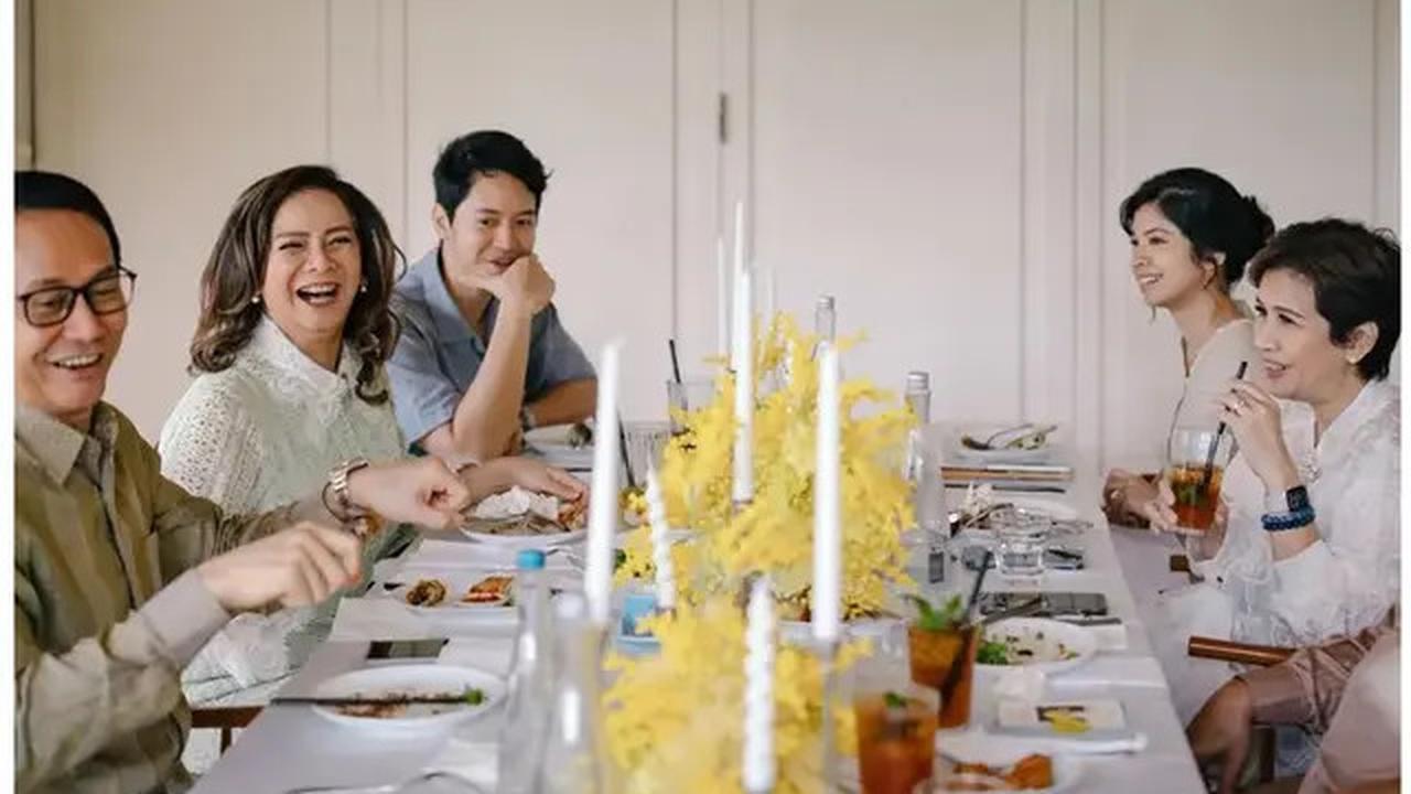 7 Potret Penampilan Awet Muda Addie MS dan Memes di Momen Lamaran Tristan Juliano