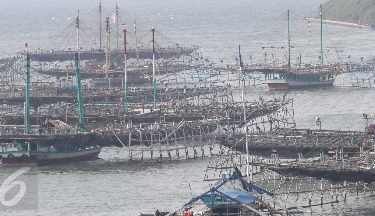 Sejumlah bagan penangkap ikan mengapung di Muara Baru, Jakarta, Rabu (25/11/2015). Kementerian Kelautan dan Perikanan akan menggunakan metode aquaculture atau budidaya untuk memasok ikan. (Liputan6.com/Angga Yuniar)