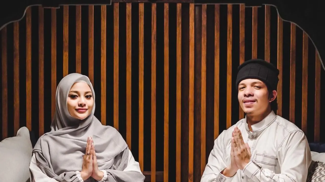 6 Potret Atta Halilintar dan Aurel Hermansyah Pakai Busana Muslim Senada, Serasi