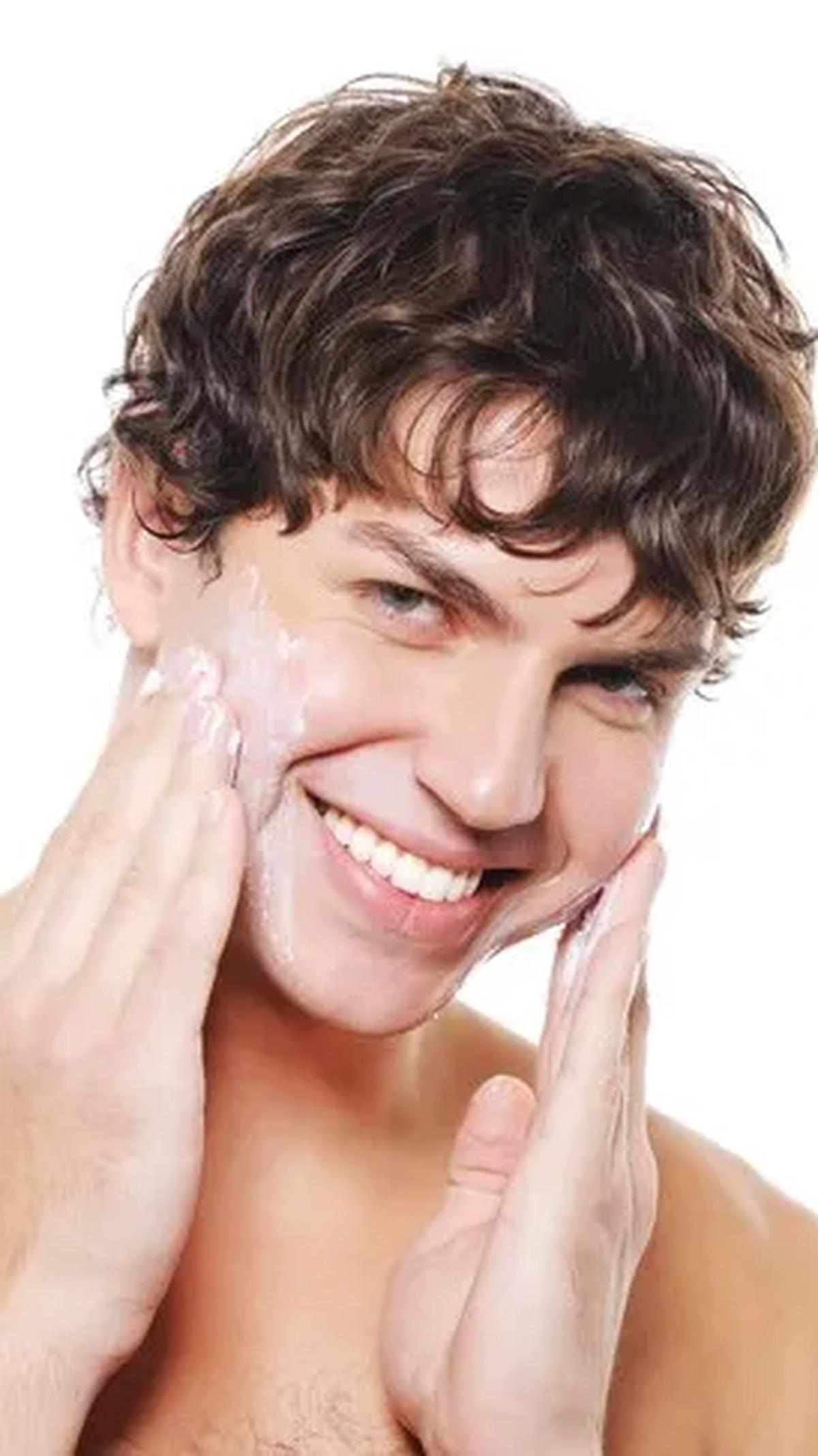 "Skincare bukan hanya hak prerogatif perempuan. Pria juga perlu merawat kulitnya untuk tampil maksimal dan sehat." - Dr. Samuel Lucas Simon, SpKK