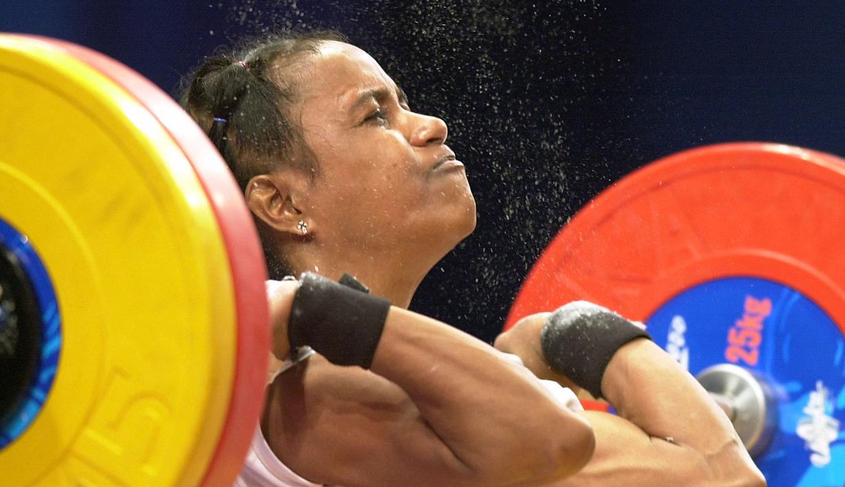 Medali Olimpiade pertama Lisa Rumbewas hadir saat pergelaran Olimpiade Sydney pada tahun 2000. Ketika itu Lisa meraih perak angkat besi nomor 48 kg putri. (AFP/Patrick Hertzog)