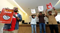 Sejumlah aktivis Koalisi KawalPilkada mengangkat poster usai memberikan pernyataan kepada wartawan di Gedung KPU Pusat, Jakarta, Senin (9/11/2015). Koalisi KawalPilkada mengembangkan website untuk mengawal proses Pilkada. (Liputan6.com/Helmi Fithriansyah)