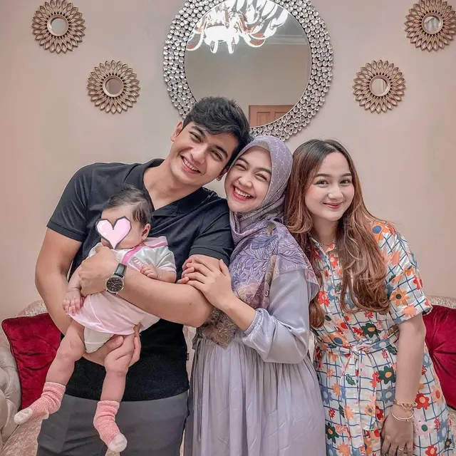 Siap Sambut Kelahiran Buah Hati, Ini 6 Potret Ria Ricis Gendong Anak Artis