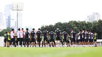Timnas Indonesia melakukan sesi latihan di Stadion Madya, Gelora Bung Karno, Jakarta, Rabu (5/2/2025). (Bola.com/Abdul Aziz)