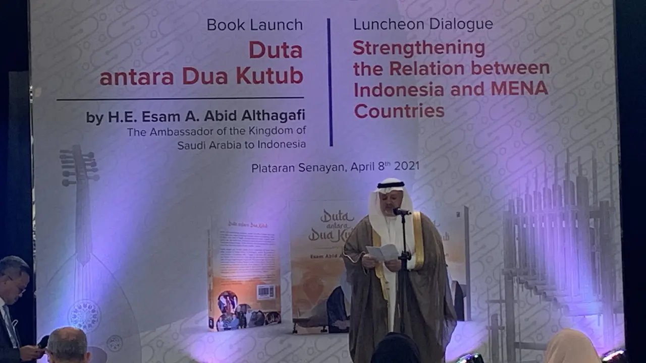 Duta Besar Arab Saudi untuk Indonesia, Esam A. Abid Althagafi meluncurkan buku berjudul 'Duta antara Dua Kutub' di Plataran Hutan Kota, Kamis (8/4/2021).