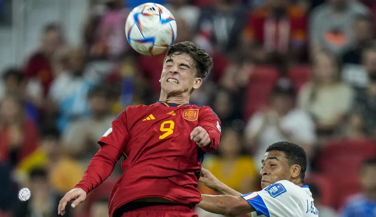 Gavi. Gelandang tengah Timnas Spanyol yang bermain bersama Barcelona ini menjadi pemain termuda ketiga yang telah melakukan debutnya di matchday pertama fase Grup E Piala Dunia 2022 saat diturunkan pelatih Luis Enrique sebagai starter dan bermain penuh menghadapi Kosta Rika (23/11/2022). Saat itu ia berusia 18 tahun, 3 bulan dan 18 hari. Satu gol berhasil dicetaknya dalam kemenangan 7-0 Spanyol atas Kosta Rika dan sekaligus menjadikannya sebagai pencetak gol termuda Spanyol di ajang Piala Dunia. (AP/Francisco Seco)