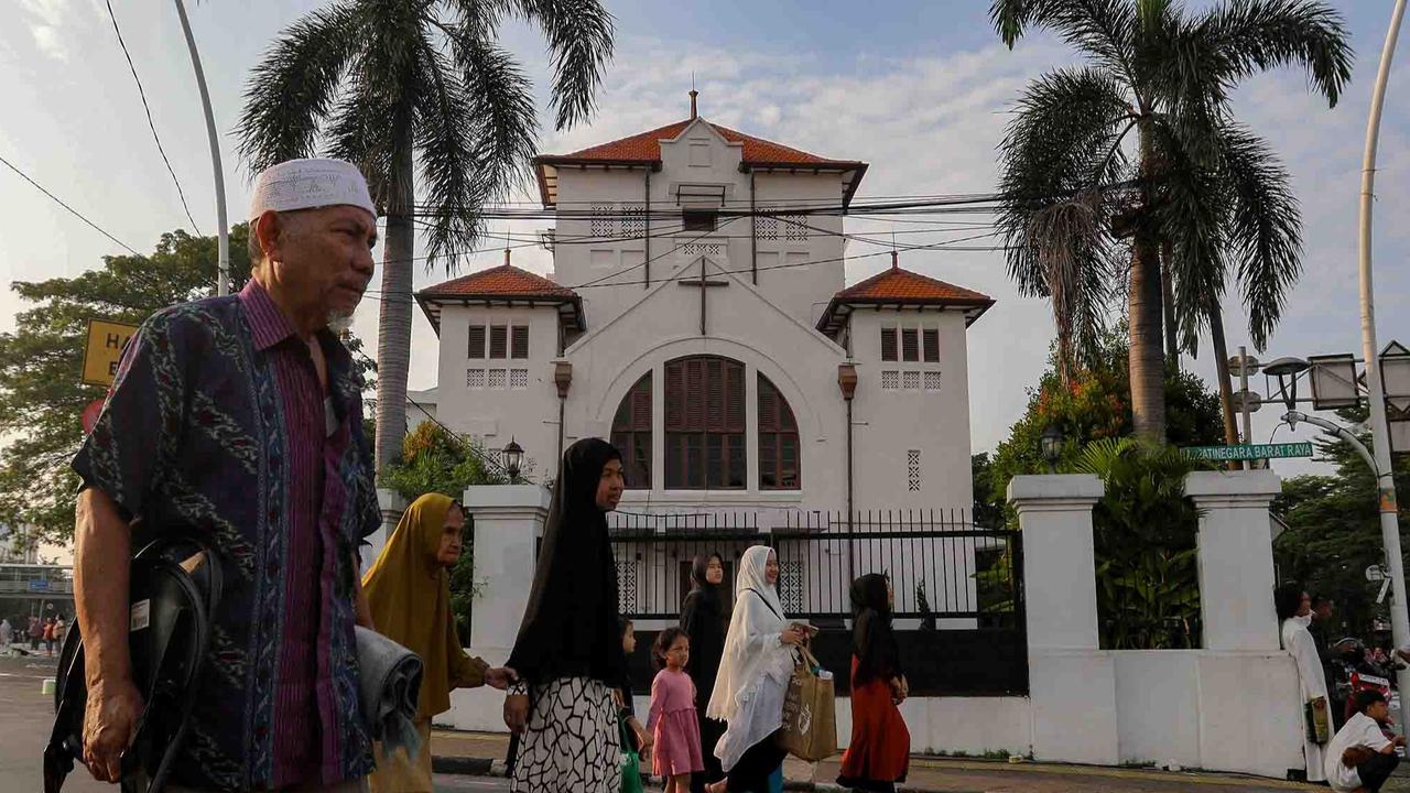FOTO: Shalat Idul Adha di Depan Gereja Koinonia, Simbol Toleransi Umat Beragama