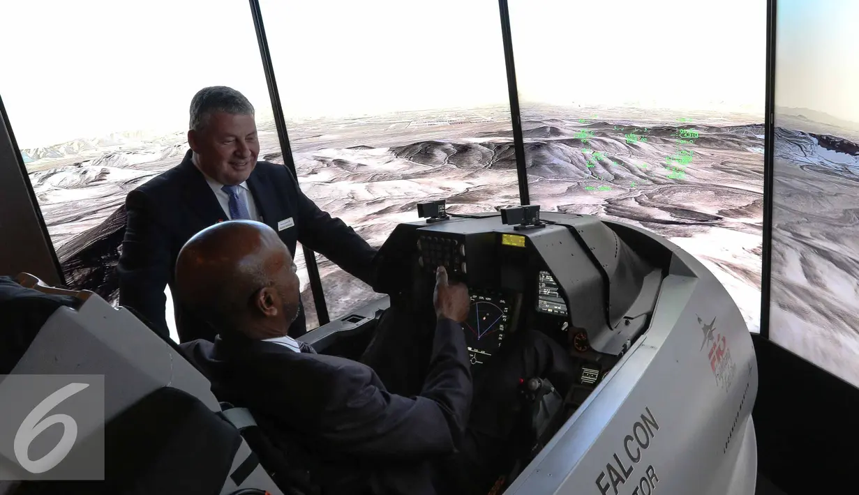 Pengunjung mencoba simulator F-16 saat Indo Defence 2016 Expo & Forum di JIExpo Kemayoran, Jakarta, Rabu (2/11). Indo Defence 2016 menjadi ajang promosi bagi produsen peralatan sektor pertahanan dan keamanan internasional. (Liputan6.com/Faizal Fanani)