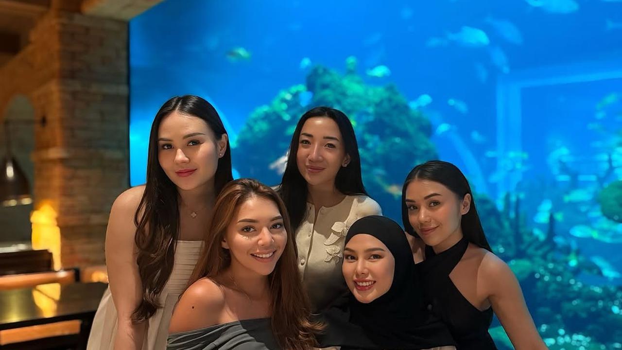 7 Potret Ultah Dara Arafah Dirayakan Bareng Sahabat, Ada Keanu Agl - Dapat Sebouquet Mawar Pink Besar