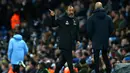 Pelatih Manchester City Pep Guardiola berbicara dengan Gabriel Jesus saat pertandingan melawan Wolverhampton Wanderers dalam Premier League di Stadion Etihad, Manchester, Senin (14/1). (AP Photo/Dave Thompson)