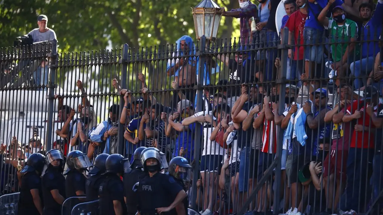 Diego Maradona meninggal. Para fans datang ke Casa Rosada untuk mengucapkan selamat tinggal.