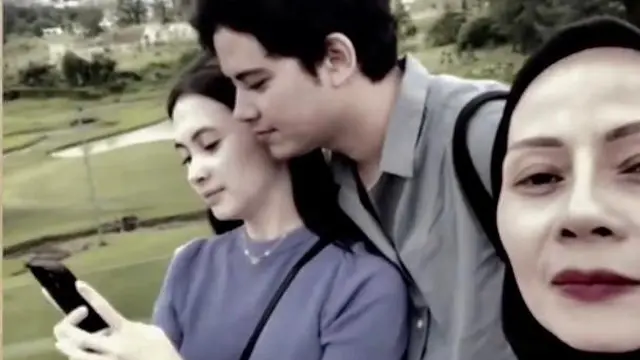 Richell berfoto bersama Aliando dengan mesra di depan ibunya
