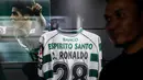Barang paling menarik adalah jersey bernomor punggung 28 milik Cristiano Ronaldo. Nomor punggung sebelum dirinya dikenal sebagai CR7. (Bola.com/Bagaskara Lazuardi)