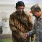 Menko Perekonomian Darmin Nasution (kanan) berjabat tangan dengan Kepala BKPM Franky Sibarani seusai memberi keterangan usai Rapat Terbatas di Kantor Kepresidenan, Jakarta, Rabu (16/9). (Liputan6.com/Faizal Fanani)