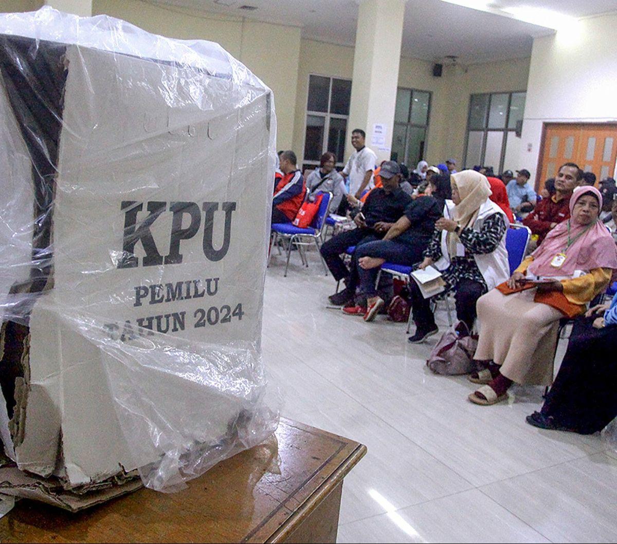 Petugas Panitia Pemungutan Suara (PPS) dan Panitia Pemilihan Kecamatan (PPK) melaksanakan rapat pleno rekapitulasi hasil penghitungan perolehan suara dan penetapan hasil pemilihan umum tingkat kecamatan di GOR Benhil, Jakarta Pusat, Jumat (16/2/2024). Mer