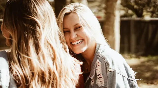 Jarang Disadari, 9 Gestur Tubuh Ini Bikin Perempuan Terlihat Lebih Berkelas