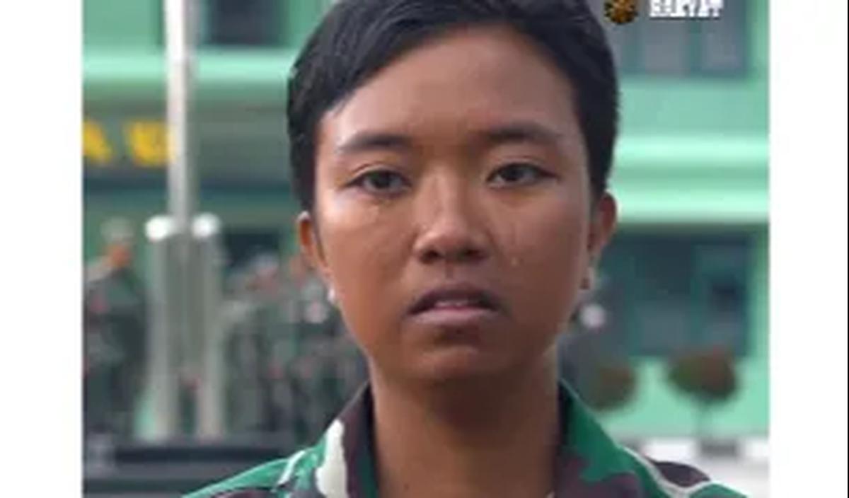 Dalam balutan seragam loreng, gadis cantik nan tangguh itu mengutarakan perasaannya.