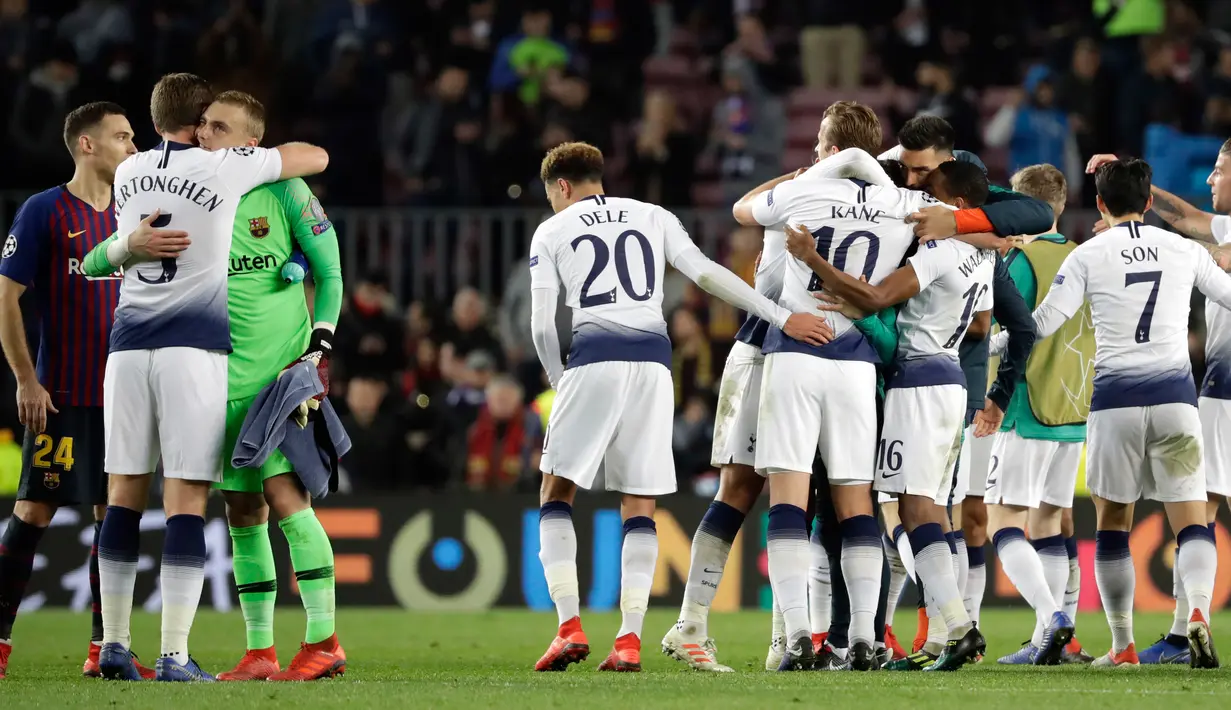 Pemain Tottenham Hotspur saling berpelukan usai menahan imbang Barcelona pada matchday keenam Grub B Liga Champions di Stadion Camp Nou, Barcelona, Selasa (11/12). Tottenham dan Barcelona lolos ke 16 besar Liga Champions. (AP Photo/Emilio Morenatti)