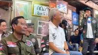 Tampilan Slank saat mengenakan jaket Top Gun, mereka mendeklarasikan dukungannya untuk Ganjar Pranowo dan Mahfud MD. (Dok: TikTok @infoseputarpresiden)