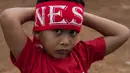 Seoarang anak memakai ikatan kepala saat mau mendukung Timnas Indonesia yang akan bertanding melawan Vietnam di Stadion Pakansari, Jawa Barat, Sabtu (3/12/2016). (Bola.com/Vitalis Yogi Trisna)