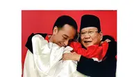 (Foto: ana_khoz/Twitter) Jokowi dan Prabowo memeluk atlet pencak silat Indonesia, Hanifan Yudhani yang memenangkan medali emas tarung putra kelas C.