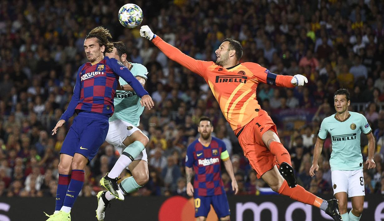 Kiper Inter Milan, Samir Handanovic (kanan) berusaha menghalau bola yang menuju pemain Barcelona, Antoine Griezmann pada laga Grup F Liga Champions 2019/2020 di Stadion Camp Nou, Barcelona, 2 Oktober 2019. (AFP/Josep Lago)