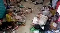 Melihat video berikut, mungkin Anda akan bergidik ngeri. Ada tumpukan sampah di dalam kamar yang dihuni dua orang perempuan. 