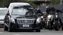 Mobil jenazah tiba membawa jasad korban serangan kembar masjid di Christchurch untuk dimakamkan di Memorial Park Cemetery, Selandia Baru, Kamis (21/3). Pemakaman Daoud Nabi itu dikawal oleh geng motor sebagai bentuk solidaritas. (Marty MELVILLE/AFP)