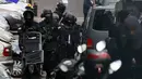 RAID (satuan polisi elit) meninggalkan bangunan tempat tinggal pelaku penembakan di supermarket Kota Port-Marly dekat Paris, Senin (26/9). Polisi menyebut penembakan yang dilakukan pria 60 atau 70-an tahun itu dipicu persoalan pribadi. (Thomas Samson/AFP)