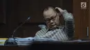 Terdakwa penerbitan SKL terhadap obligor BLBI, Syafruddin Arsyad Temenggung bersiap menjalani sidang lanjutan di Pengadilan Tipikor, Jakarta, Kamis (21/6). Sidang mendengar keterangan saksi. (Liputan6.com/Helmi Fithriansyah)