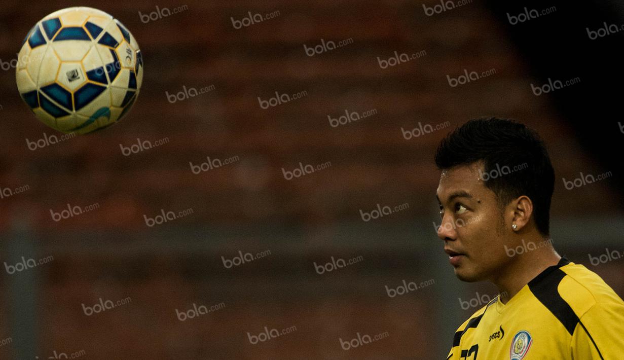 Bek Arema Cronus, Hamka Hamzah, beraksi dengan bola dalam latihan jelang final Torabika Bhayangkara Cup 2016 di Stadion Utama Gelora Bung Karno, Jakarta, Sabtu (2/4/2016). (Bola.com/Vitalis Yogi Trisna)