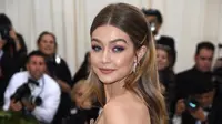 Ekspresi Gigi Hadid berpose saat menghadiri Met Gala 2018 di Metropolitan Museum of Art, New York (7/5). Tema Met Gala kali ini adalah "Heavenly Bodies: Fashion dan Catholic Imagination". (AP Photo/Charles Sykes)