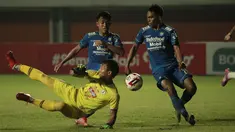 Frets Butuan terbilang lengkap sebagai pemain yang menghuni lini serang. Dia beroperasi di sisi kiri sayap Persib Bandung dan mampu memberikan pengaruh penting untuk timnya. (Foto: Bola.com/Ikhwan Yanuar)