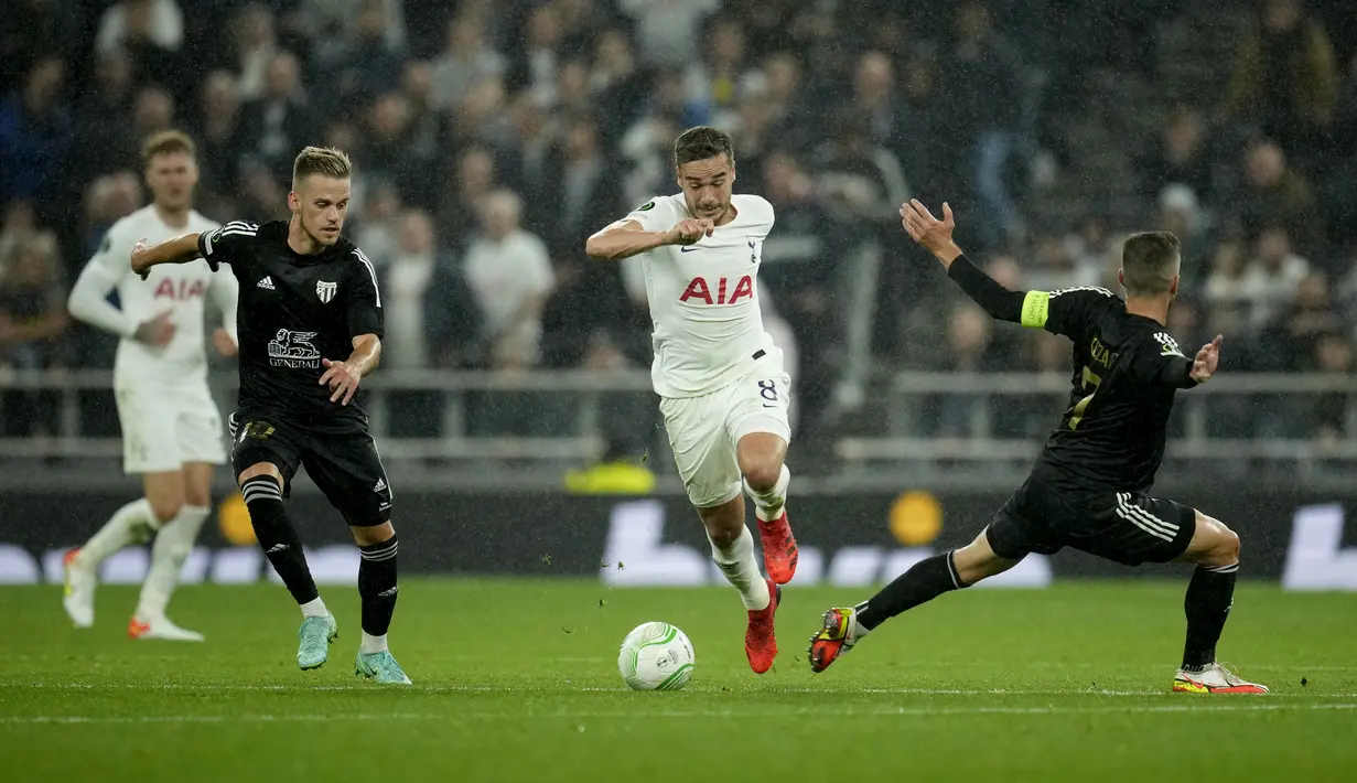 Penyerang Tottenham Hotspur Harry Winks berebut bola dengan pemain NS Mura, Tomi Horvat dan Alen Kozar pada matchday kedua Grup G Liga Konferensi Eropa di Tottenham Hotspurs Stadium, Jumat (1/10/21) dini hari WIB. Tottenham sukses menang telak 5-1 saat menjamu NS Mura. (AP Photo/Matt Dunham)