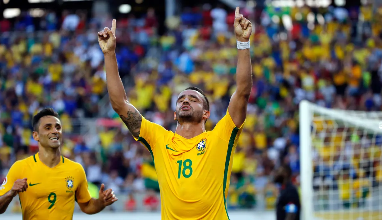 Gelandang Brasil Renato Augusto melakukan selebrasi usai mencetak gol kegawang Haiti pada penyisihan grup Copa America Centenario 2016 di Stadion Camping World, AS (9/6). Brasil menang atas Haiti dengan skor 7-1. (Kim Klement-USA TODAY Sports)